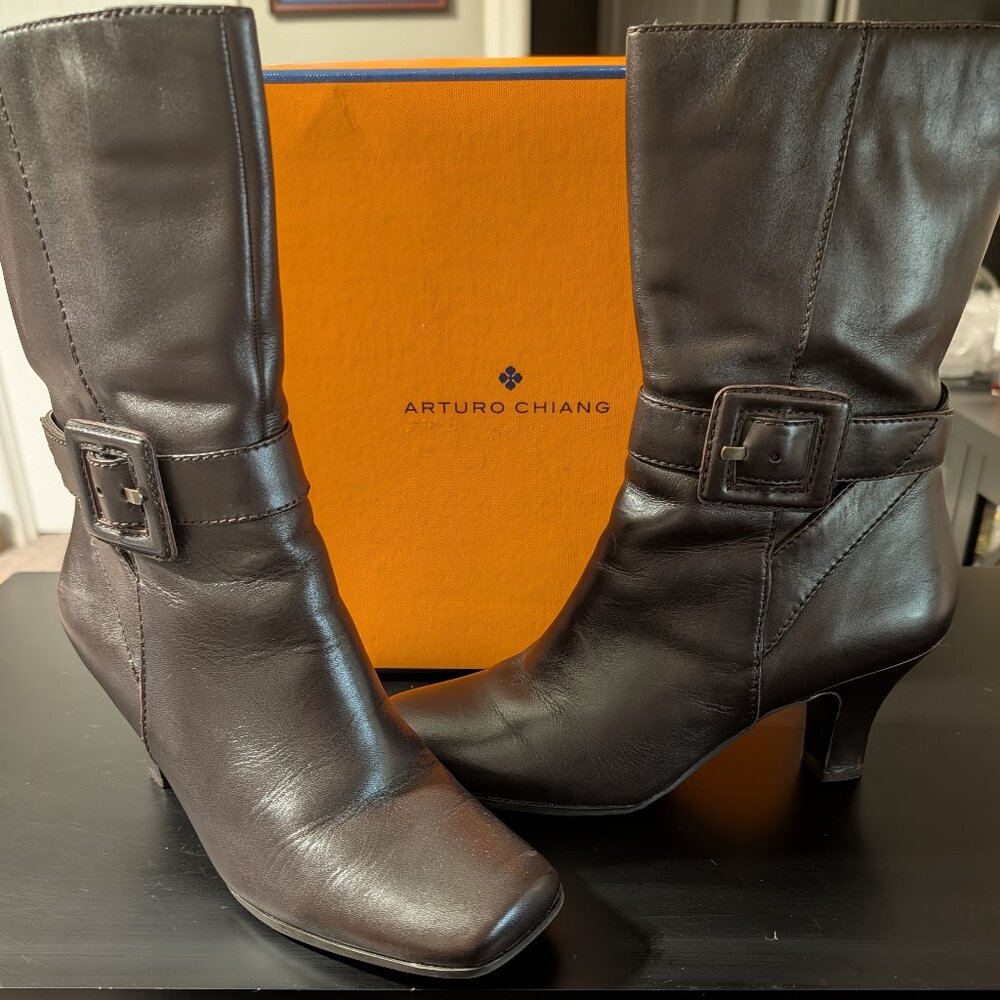Arturo Chiang Women's Karma Sporty Calf Brown Leather Zip Boot - Size 9M